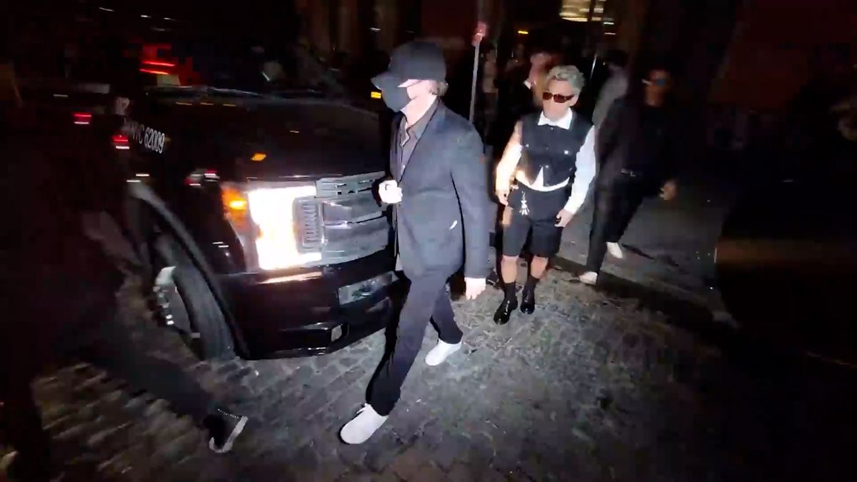 Takhle z party odchází Leo DiCaprio: Z klubu ho do vozu následovaly hned tři krásné spoře oděné modelky